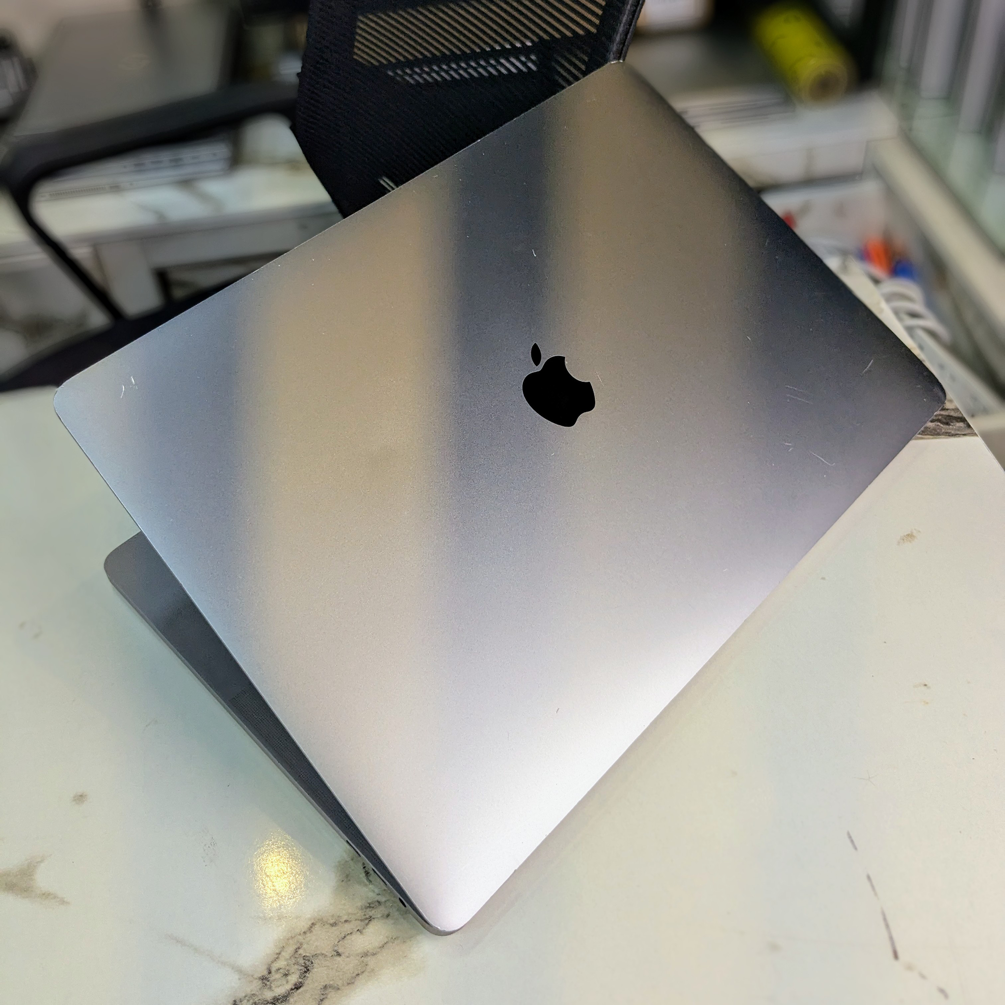 Apple MacBook Pro 15.4" 2018 | Intel Core i7-8750H | 16GB RAM | 256GB SSD | Touch Bar | Radeon Pro 555X | Used Laptop Pakistan