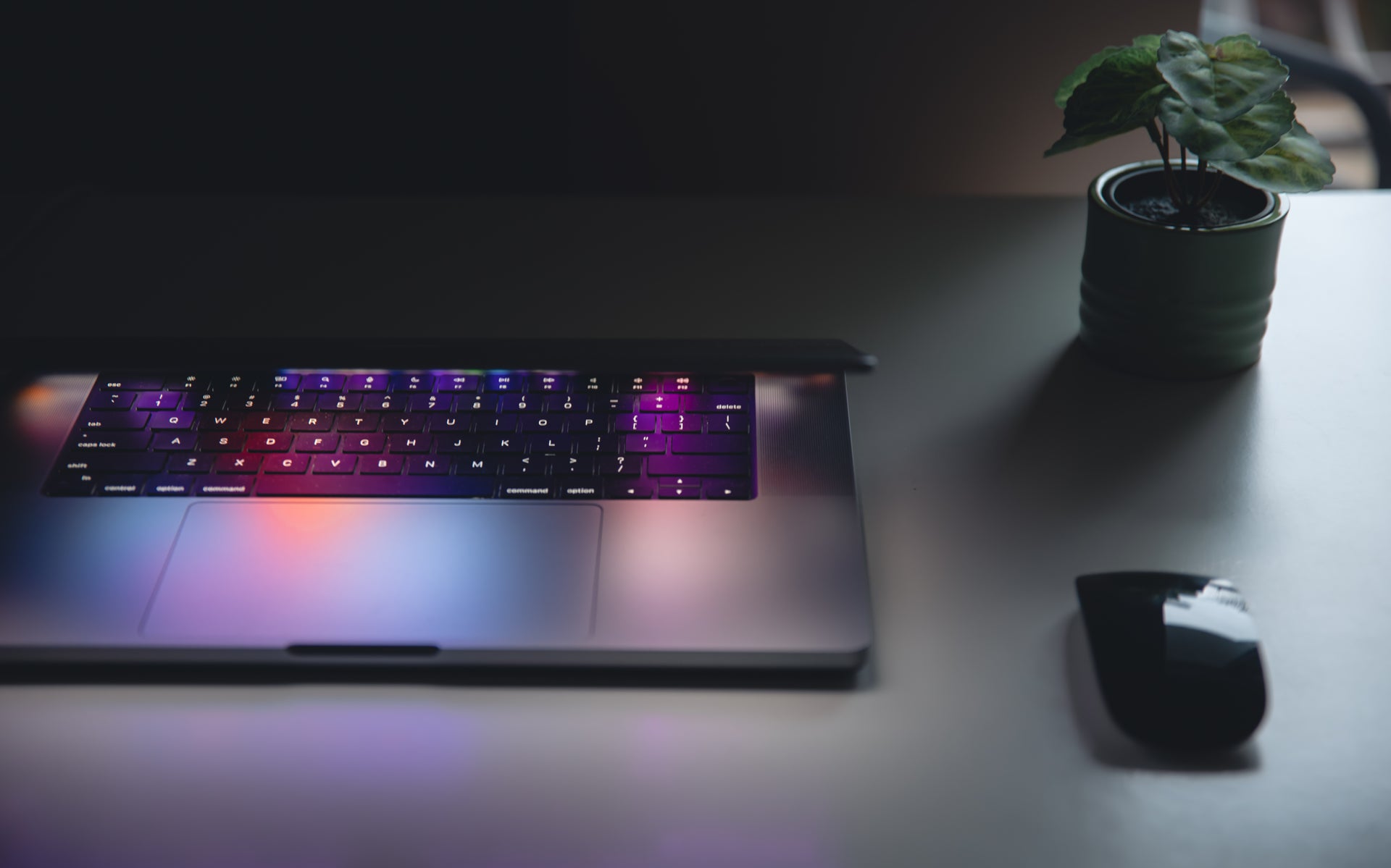 close-up-laptop-keyboard-colorful-neon-illumination-backlit-keyboard-001.jpg__PID:1f182e06-6f28-481c-975d-974b1c0224a5